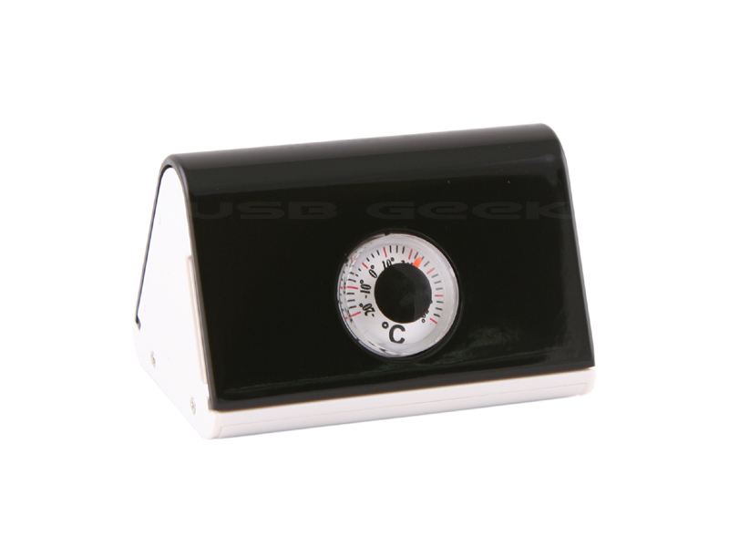 Illustration for article titled USB Card Reader Squeezes in a Thermometer and Digital Clock Too